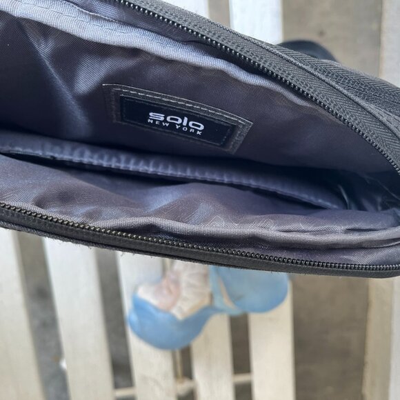 Solo New York Crossbody bag. - Picture 4 of 6